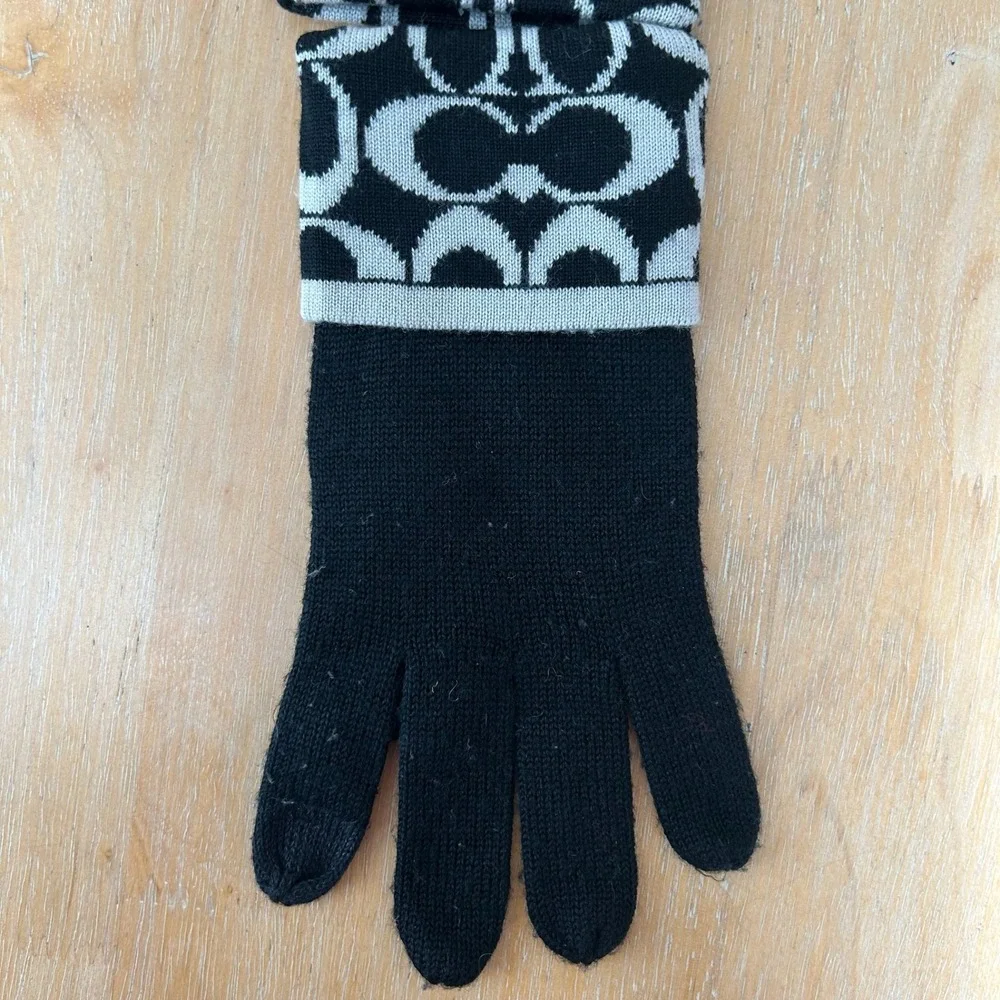Coach Signature Logo Black Knit Gloves Womens One Size Wool Blend Old Money‎